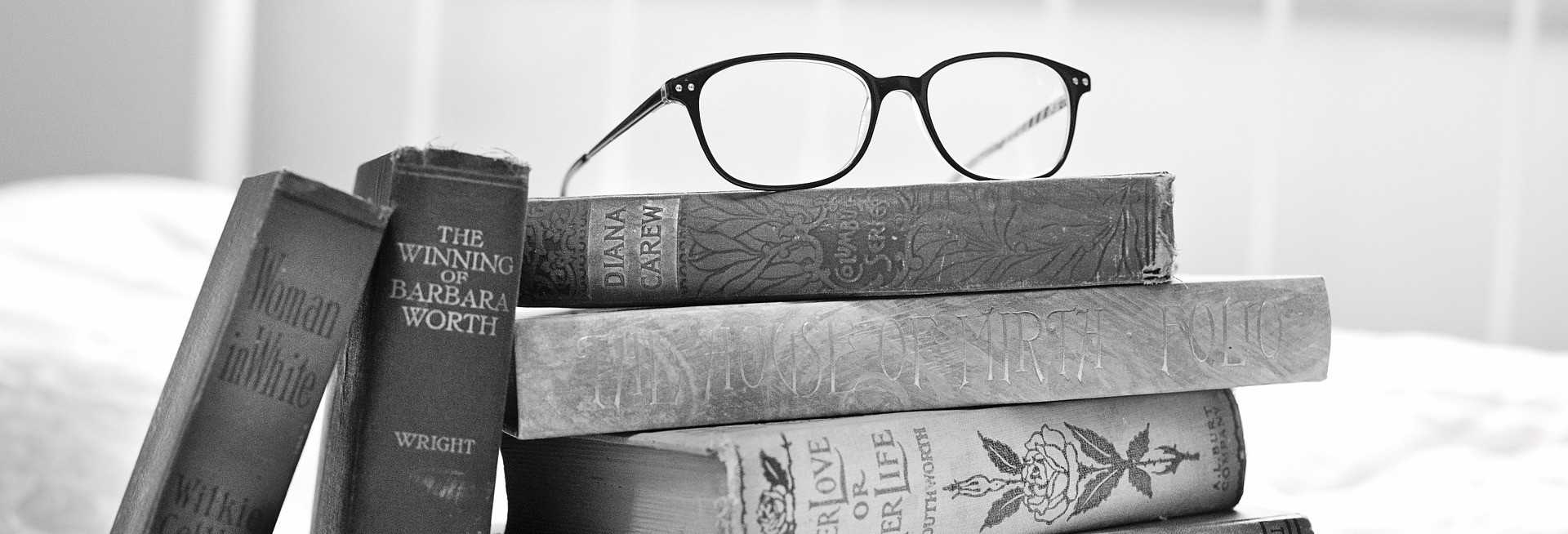 Ilustracja przedstawiająca okulary i książki, mająca na celu wprowadzać czytelnika w informację zawarte w artykule, a dotyczące światowego dnia książki.