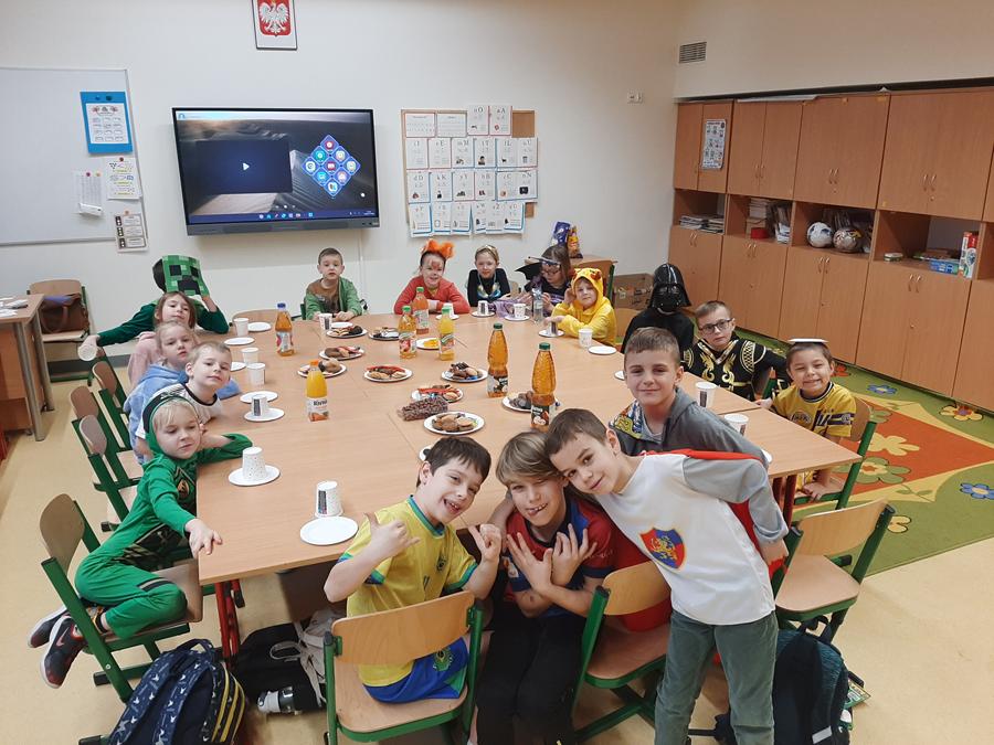 Fotorelacja z baliku karnawałowego klasy 1f