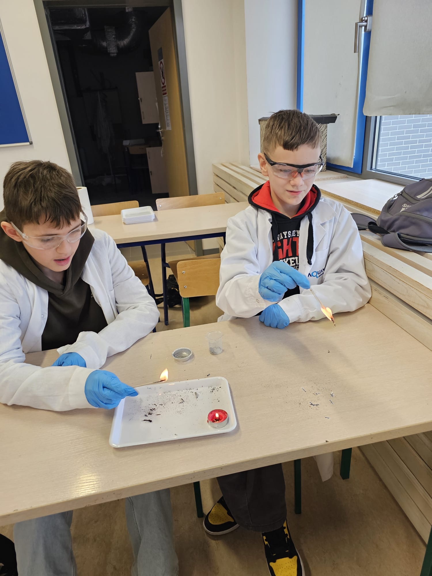 Chemiczna Magia w Labie: Klasy 7a i 7c Tworzą „Własne Fajerwerki”